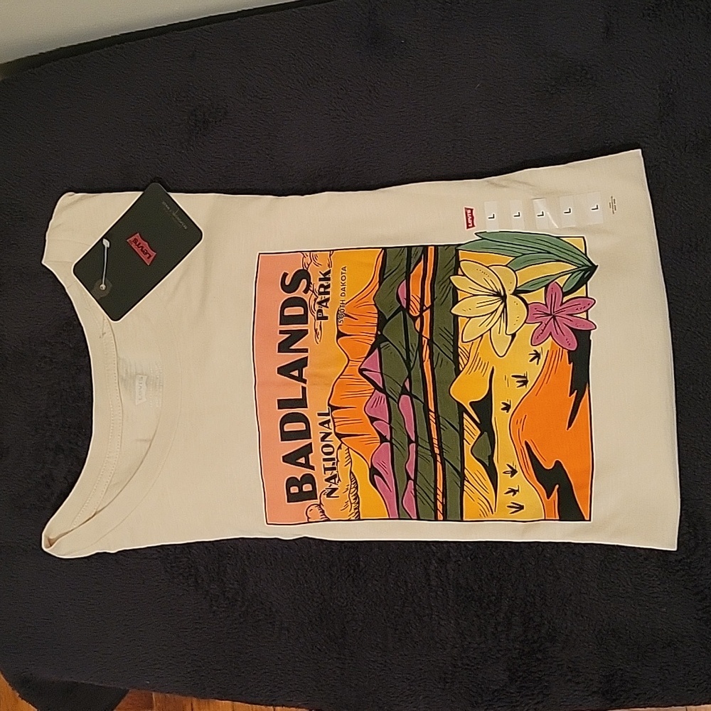 🆕️Women LEVI'S Jordie Badlands Womens Crop Tee